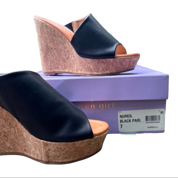 Madden Girl
Nuriel Cork Wedges  
Black
4-1/2" Cork Wedge Heel - Picture 4 of 16